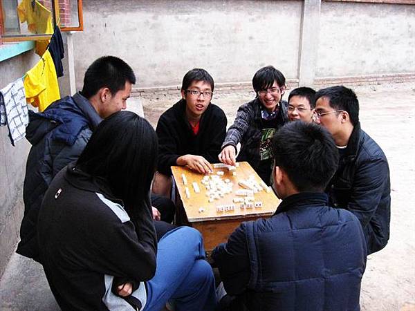 這群人真像公園裡下棋的老公公們...