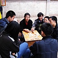 這群人真像公園裡下棋的老公公們...