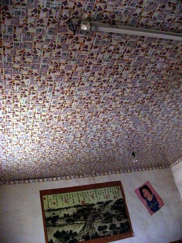 天花板是用包裝紙"編織"而成的