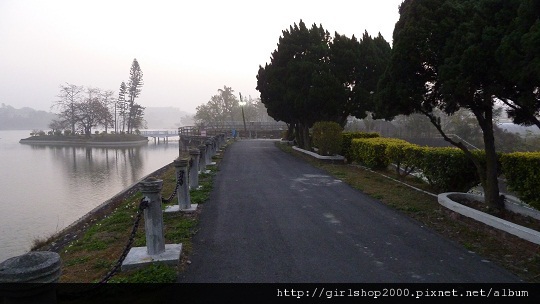 06 微亮的天空與虎頭埤園內的步道