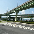 盤根錯節的高架橋 此乃環東大道