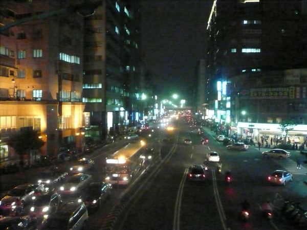 從重新陸橋向下拍重新路