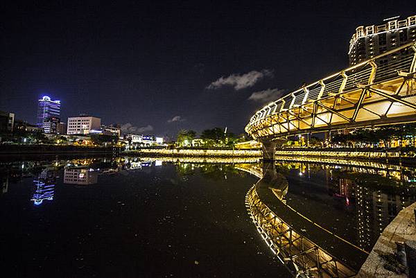  高雄自助婚紗夜景點推薦:愛河之心