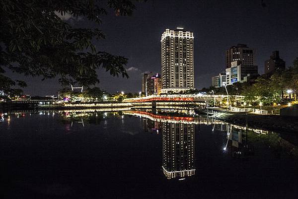  高雄自助婚紗夜景點推薦:愛河之心