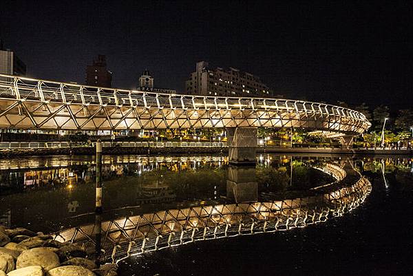  高雄自助婚紗夜景點推薦:愛河之心