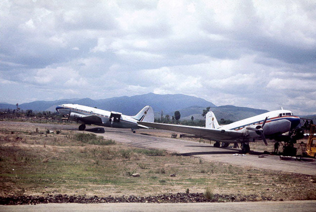 C-46_Commando_C-47_Skytrain_Cheo_Reo.jpg