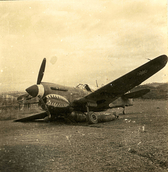 Curtiss-P-40E-Warhawk-23FG-taxing-accident-CBI-01.jpg