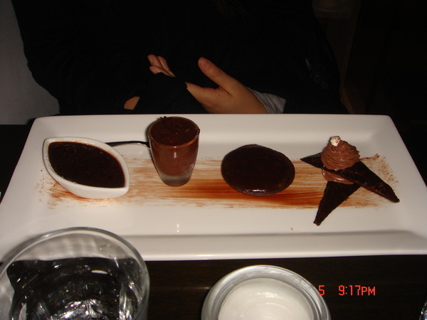 最常去的甜點店,這是巧克力的甜點,我還是最愛Pavlova