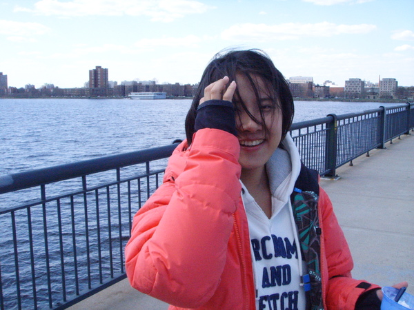 走去哈佛 橋上風超大超冷
