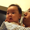 20110721-2-Ashley也想拆禮物.jpg