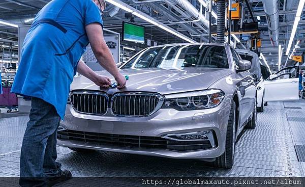 2017-BMW-5-Series-181-876x535.jpg