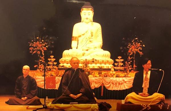 1995 年一行禪師主持在臺第一個禪七，指定陳琴富擔任即席口譯。