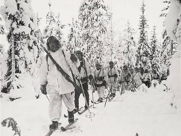 芬蘭士兵腳踏滑雪板，穿上用於雪地偽裝的白色制服，穿過森林，襲擊停在路邊的蘇聯坦克軍隊。.jpg