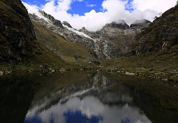 白色山脈（Cordillera Blanca）中的69湖。一天的爬山健行行程。標高4600公尺。爬到這兒，怠欲斃然！_李惟陽_20170602