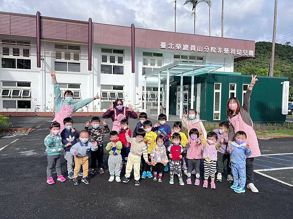 2 幼兒園整體外觀~遠傍青山，綠意盎然.jpg