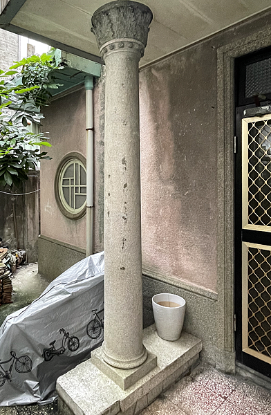 黃再壽古洋樓_圖2、棕櫚葉柱頭的立柱