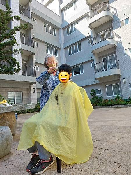 (遮)自2022年12月起，每月一次到龍潭肯納莊園為自閉症親子義剪，帶給83歲的張媽媽很大的自尊、自信與開心。.jpg