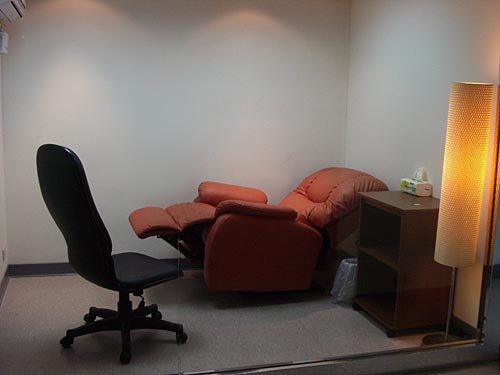 talkingroom.jpg talkingroom.jpg