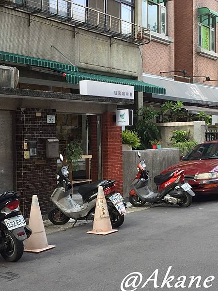 儲房咖啡館 - 被花草圍繞滴咖啡館、吃餐點記得先挑時間