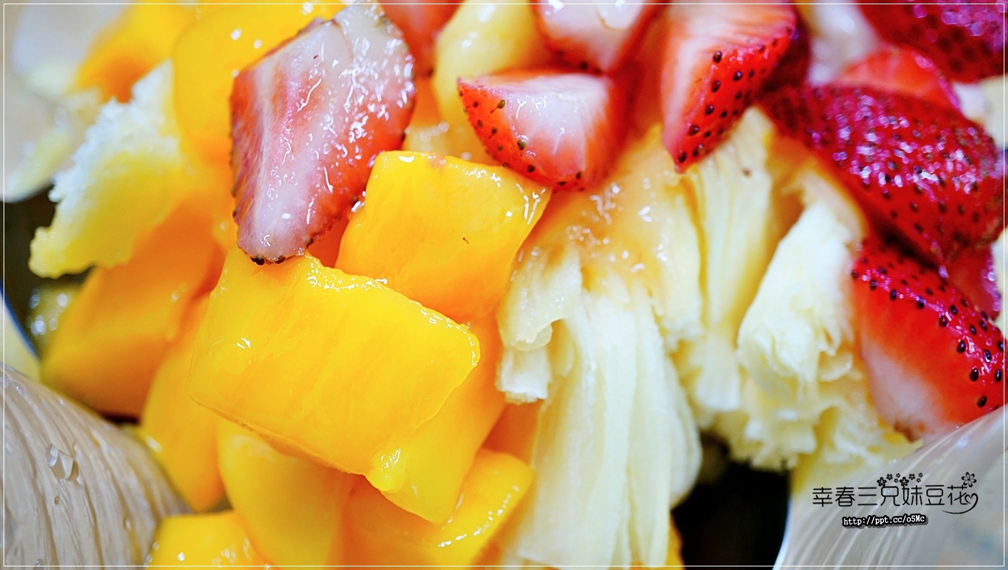 【幸春三兄妹豆花】西門捷運站~外國遊客最愛來的冰店,炎炎夏天就是要點一碗芒果冰來消暑,超人氣10人份的霸王冰,等著妳來挑戰 【幸春三兄妹豆花】西門捷運站~外國遊客最愛來的冰店,炎炎夏天就是要點一碗芒果冰來消暑,超人氣10人份的霸王冰,等著妳來挑戰