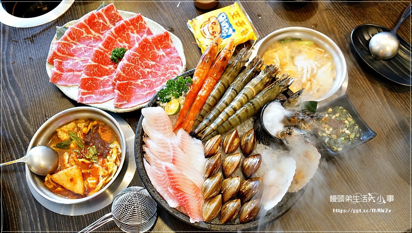 【蘆洲火鍋】極禾優質鍋物蘆洲店/超值海陸套餐,CP值超高,一次可以吃到黑牛肩胛小排跟天使紅蝦,加購$499元可以品嘗16盎司龍蝦一隻(附菜單) 【蘆洲火鍋】極禾優質鍋物蘆洲店/超值海陸套餐,CP值超高,一次可以吃到黑牛肩胛小排跟天使紅蝦,加購$499元可以品嘗16盎司龍蝦一隻(附菜單)