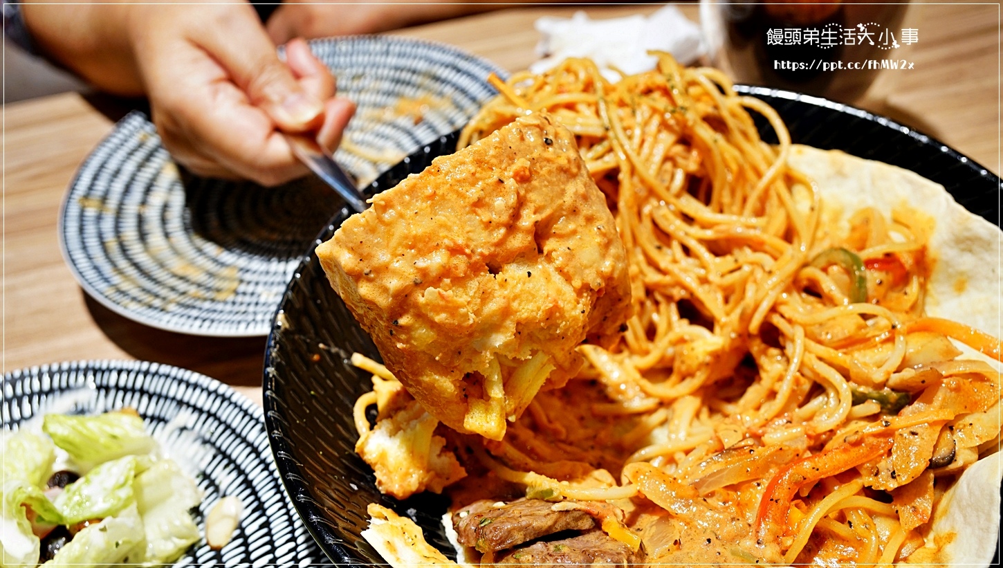 【台北美食】媽!有狗在啃拖鞋堡/忠孝復興捷運站/東區巷弄美食/寵物友善餐廳/拖鞋堡專賣店/創意料理/義大利麵/燉飯/輕食/飲料/甜點 (附菜單) 【台北美食】媽!有狗在啃拖鞋堡/忠孝復興捷運站/東區巷弄美食/寵物友善餐廳/拖鞋堡專賣店/創意料理/義大利麵/燉飯/輕食/飲料/甜點 (附菜單)