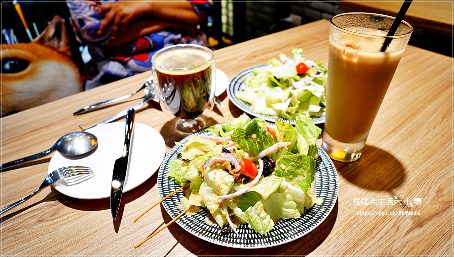 【台北美食】媽!有狗在啃拖鞋堡/忠孝復興捷運站/東區巷弄美食/寵物友善餐廳/拖鞋堡專賣店/創意料理/義大利麵/燉飯/輕食/飲料/甜點 (附菜單) 【台北美食】媽!有狗在啃拖鞋堡/忠孝復興捷運站/東區巷弄美食/寵物友善餐廳/拖鞋堡專賣店/創意料理/義大利麵/燉飯/輕食/飲料/甜點 (附菜單)