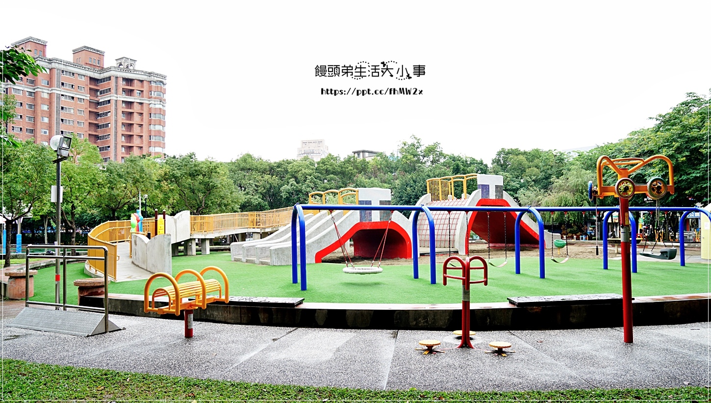 【新北景點】四號公園／八二三紀念公園／共融式遊戲場／永安市場捷運站／超巨大書本磨石子溜滑梯／鉛筆造型洗腳池／鳥巢鞦韆／親子鞦韆／大沙坑／音管鐘