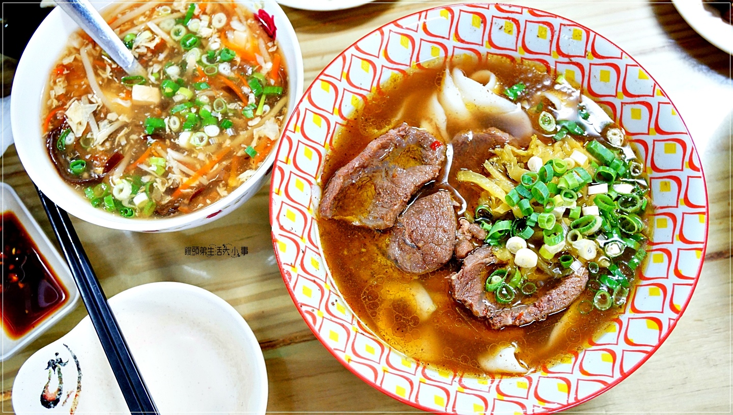 【宜蘭美食】老眷村川味牛肉麵／非凡大探索～眷村美食，麵Q牛肉大塊，料多實在，湯頭濃郁不死鹹，小菜種類眾多，便宜又好吃