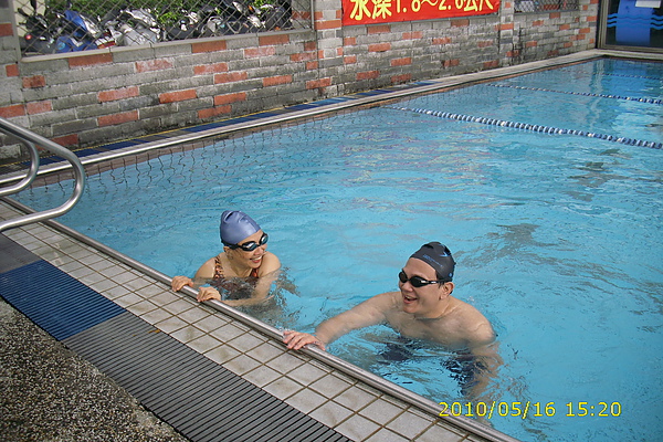 大家說笑聊天，氣氛愉快，教學或學習起來都不死板