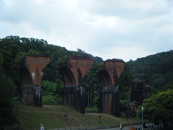 被譽為「台灣鐵路藝術極品」的龍騰斷橋建於九十年前。