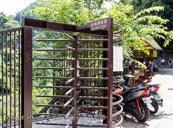小烏來風景特定區宇內溪戲水區 暑假天天開放! 桃園唯一合法的戲水區 @About Hsuan美美媽咪親子美食旅遊 玩水-4.JPG