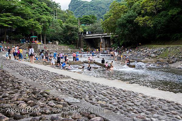 小烏來風景特定區宇內溪戲水區 暑假天天開放! 桃園唯一合法的戲水區 @About Hsuan美美媽咪親子美食旅遊 玩水-13.JPG