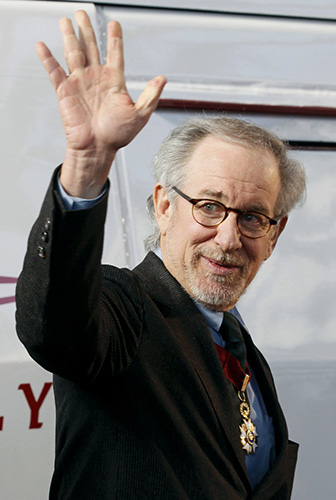 177886-director-steven-splielberg-waves-during-the-launch-of-a-tintin-thalys-