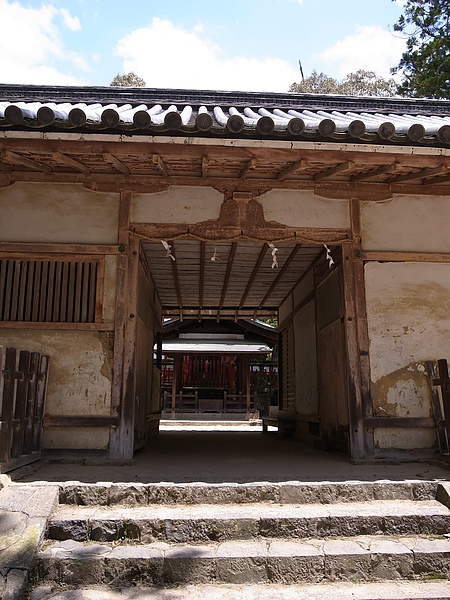 比起京都較多艷色的神社，奈良斑駁古寺隨處可見