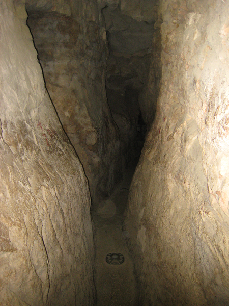 狹窄的山洞口