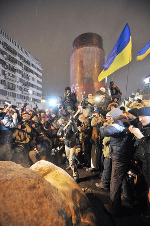 2013年12月8日，烏克蘭基輔，市中心的一座列寧塑像被推倒後，民眾歡呼慶祝。