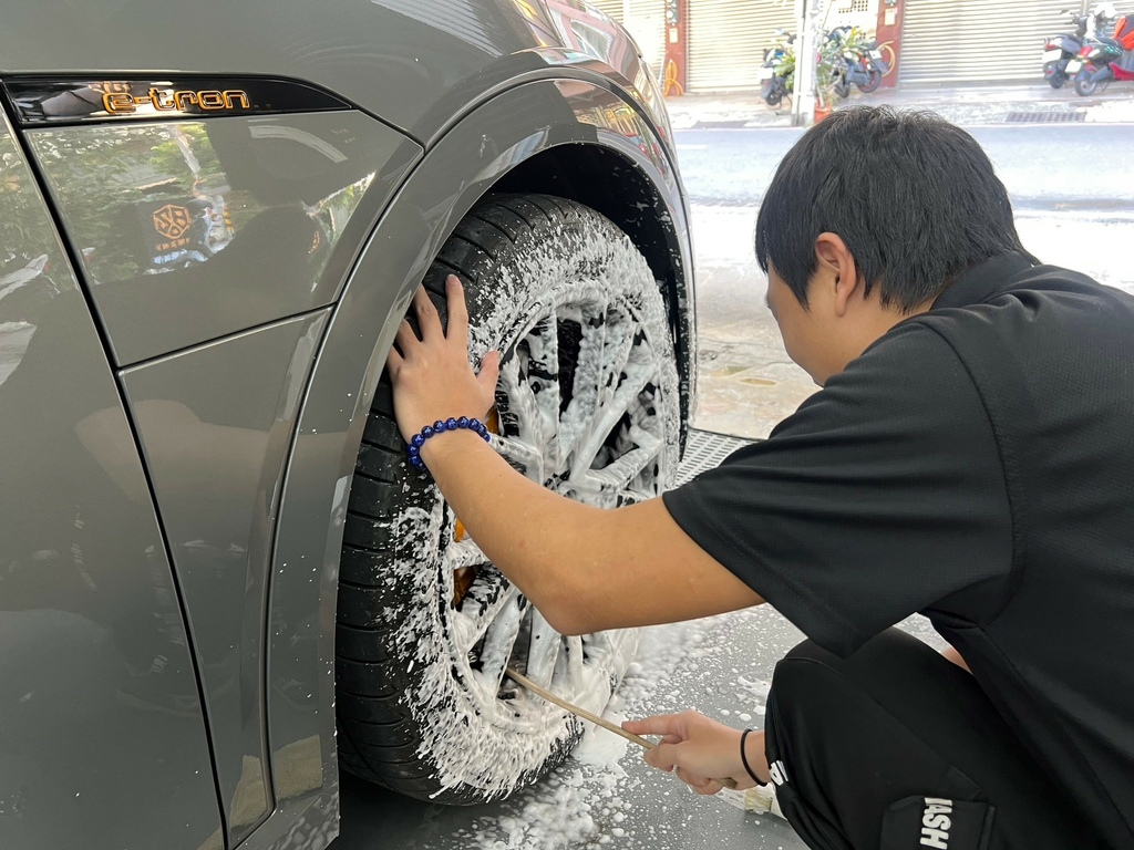 濱緻車體美學,台南汽車鍍膜推薦,台南鍍膜送洗車,鍍膜保固,Q-GLYM日本鍍膜劑11.jpg