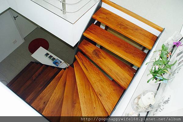 n1bnb.ch  staircase to 3FL open kitchen