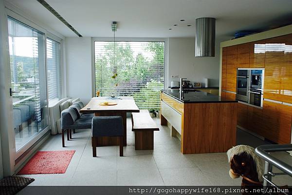 n1bnb.ch   3FL open kitchen