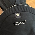 【挪威Stokke】My Carrier 有機棉嬰兒背帶深藍色 贈Stokke口水巾一盒（兩入）$4000