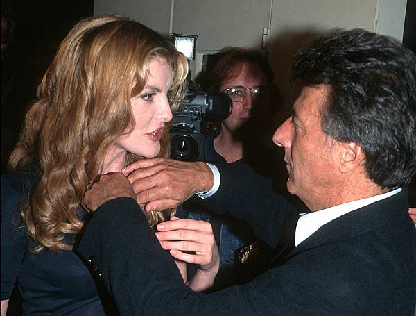 Rene-Russo-and-Dustin-Hoffman.jpg