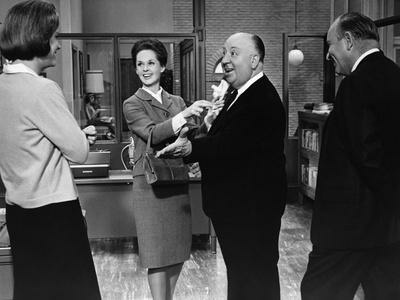 marnie-1964-directed-by-alfred-hitchcock-on-the-set-tippi-hedren-and-alfred-hitchcok-b-w-photo_u-L-Q1C13WR0.jpg