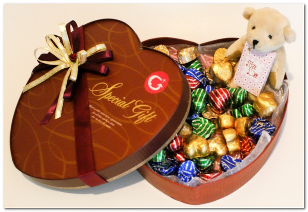 濃情巧克力禮盒 $520（50顆手工心型巧克力、濃情小熊）01.jpg