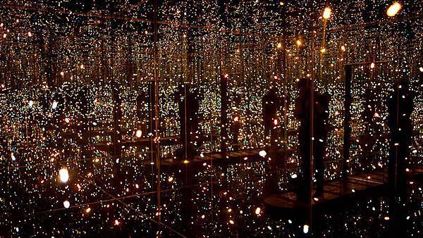 yayoi-kusama-fireflies-on-water