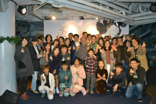 文化部影視及流行音樂產業局徐宜君局長、朱全斌等評審、影展大使吳可熙、姚淳耀及劇組演員俏皮合影-2.jpg 文化部影視及流行音樂產業局徐宜君局長、朱全斌等評審、影展大使吳可熙、姚淳耀及劇組演員俏皮合影-2.jpg
