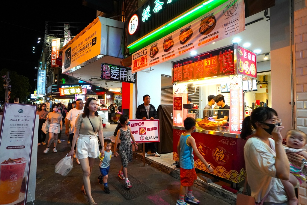 逢甲夜市新寵｜天使髮絲般酥脆餅皮 排再久也要買到的美食 吃一