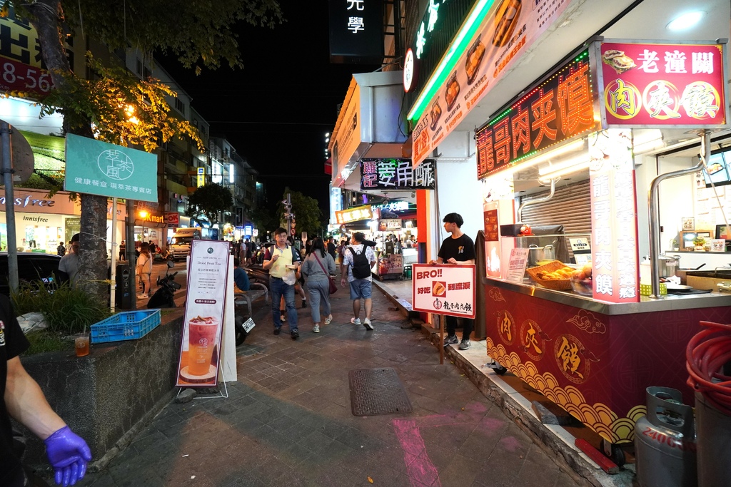 逢甲夜市新寵｜天使髮絲般酥脆餅皮 排再久也要買到的美食 吃一