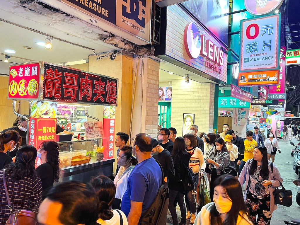 逢甲夜市新寵｜天使髮絲般酥脆餅皮 排再久也要買到的美食 吃一