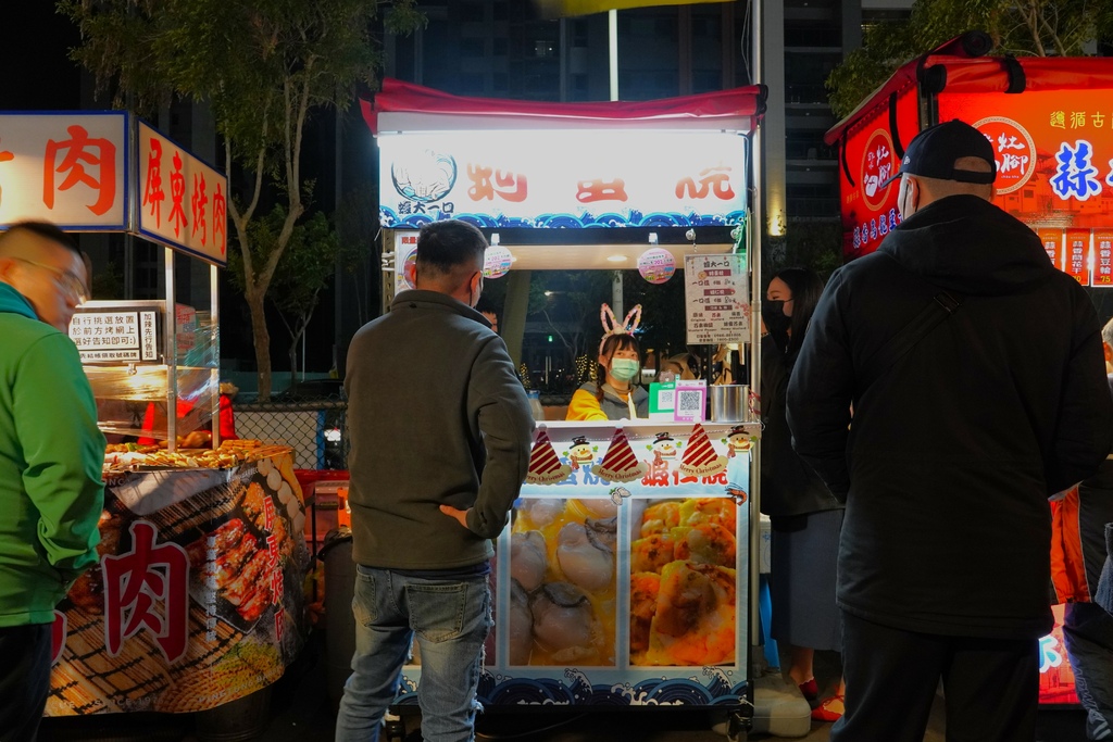 台中美食｜蠔大一口 限量韓國生蠔燒必吃 總站夜市超高人氣美食